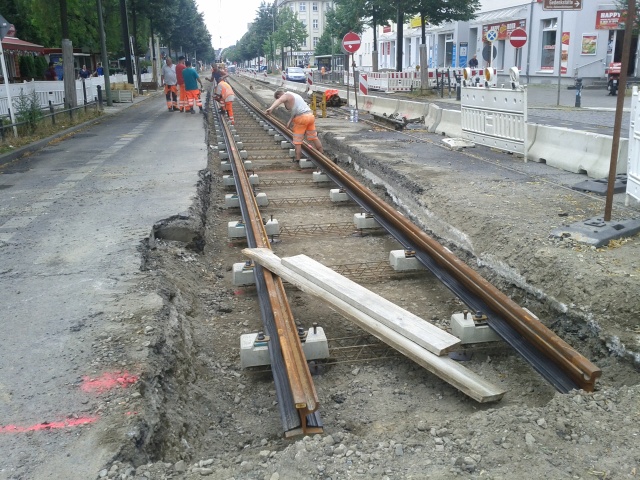 Zuerst erhielt auch der Haltestellenbereich an der Freienwalder Straße sein fehlendes Gleis