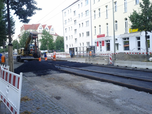 Am Donnerstag wurde an der Freienwalder Straße bereits bis zur letzten Deckschicht fertig asphaliert  